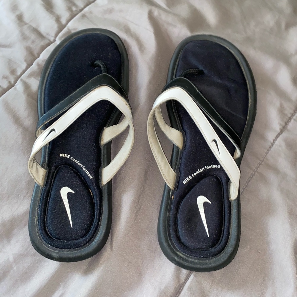 NIKE FLIP FLOPS